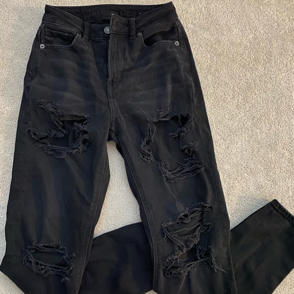 American eagle women’s black distressed mom jeans size 000